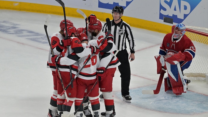 Le gardien du Canadien Jakub Dobes regarde la célébration des joueurs adverses. 