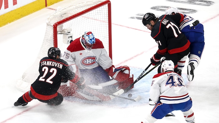Un gardien de but au hockey effectue un arrêt.