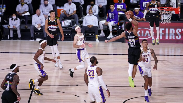 Jamal Murray réalise un dunk sous le regard ébahi de quatre joueurs des Lakers de Los Angeles.