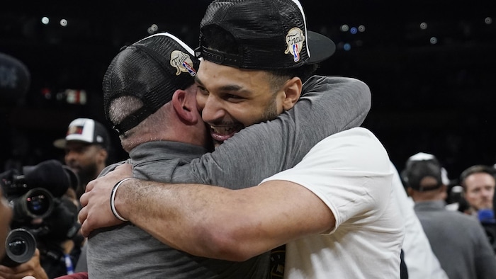 Murray enlace son entraîneur Michael Malone après la victoire de Denver en finale de l'Ouest.