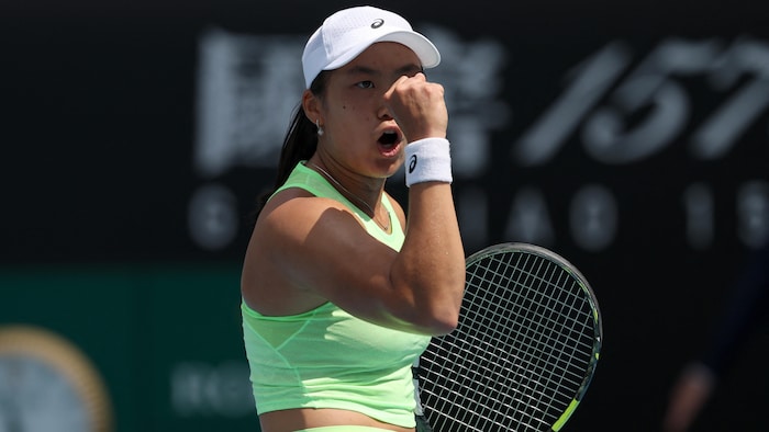 Une joueuse de tennis serre le poing.