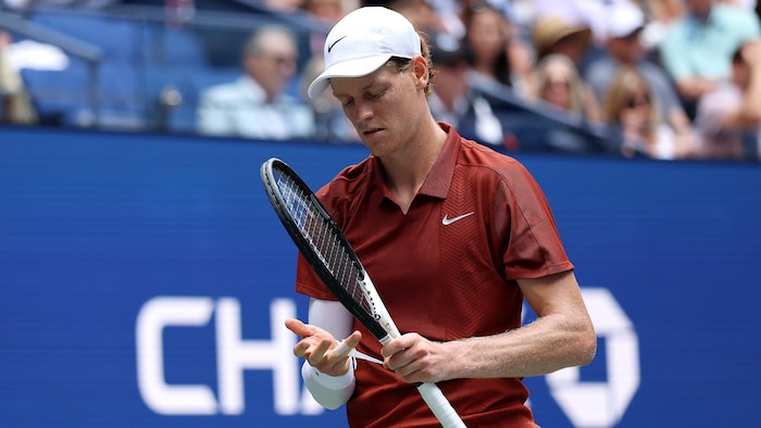 Un joueur de tennis remet un bandage sur son doigt.
