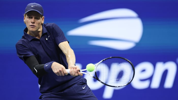 Un joueur de tennis s'apprête à frapper un revers.