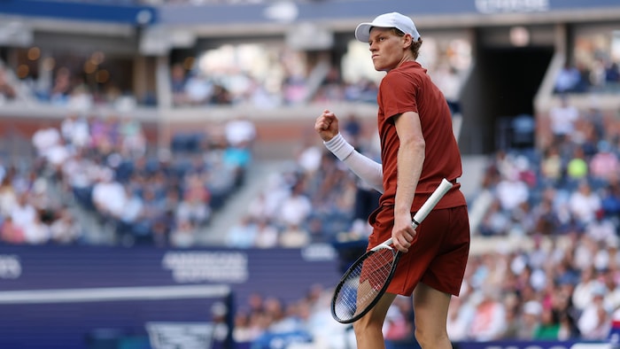 Jannik Sinner ferme le poing en célébration après avoir gagné un échange contre Denis Shapovalov à New York. 