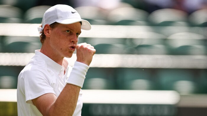 Un joueur de tennis serre le poing.