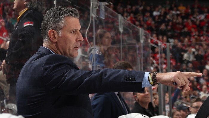 L'entraîneur-chef de l'Avalanche du Colorado, Jared Bednar, se trouve derrière le banc de son équipe.