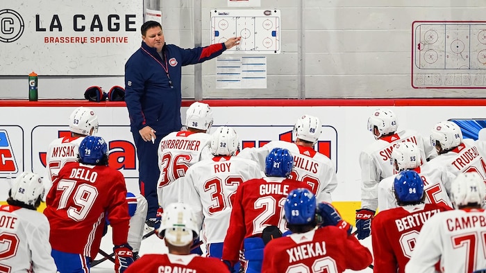 Jean-François Houle donne ses instructions aux joueurs.