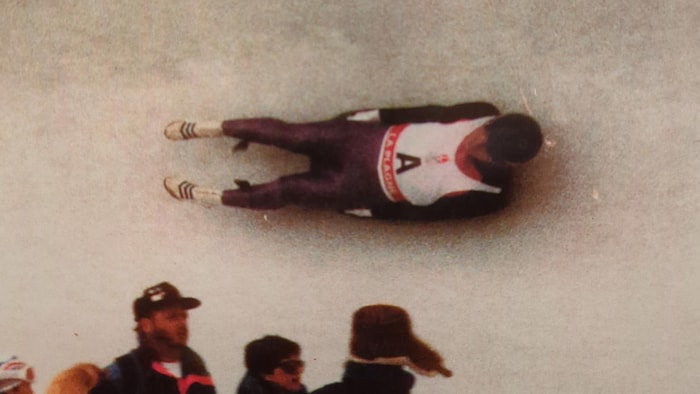 Un lugeur en pleine course.