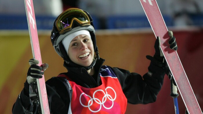 Une skieuse sourit après sa victoire.