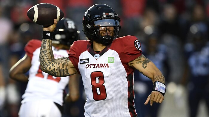 Jeremiah Masoli sur le point de décocher une passe.