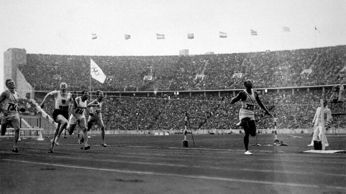 Jesse Owens lors de sa victoire au 100 m aux Jeux olympiques de Berlin, en 1936.