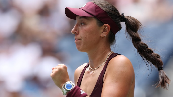 Une joueuse de tennis serre le poing gauche.