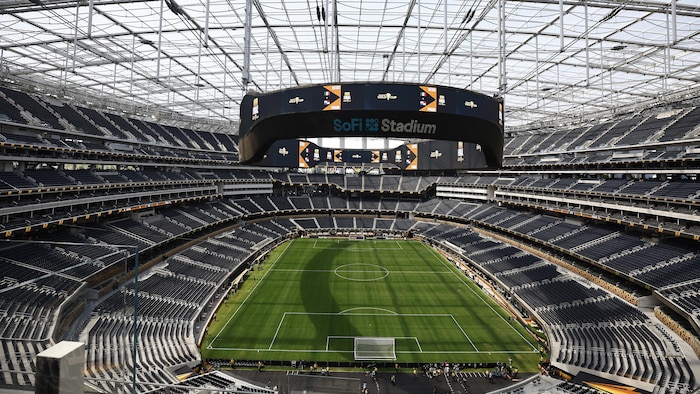 Les gradins vides d'un stade de shot couvert.