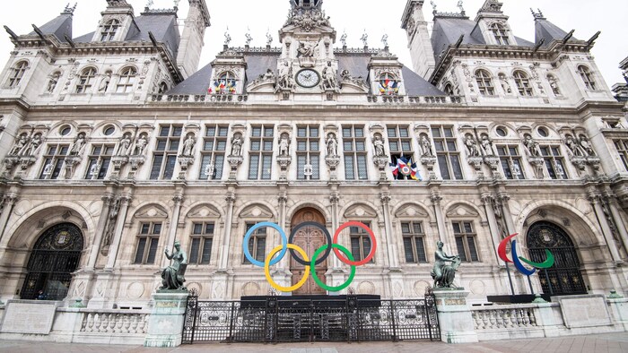 Paris 2024 : les anneaux des JO devant l'Hôtel de Ville recouverts