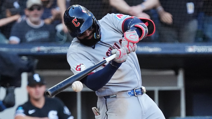 Un joueur de baseball frappe une balle.