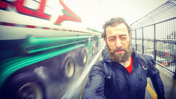 Joan Roch tribunal  tandis qu'un camion passe à ses côtés.