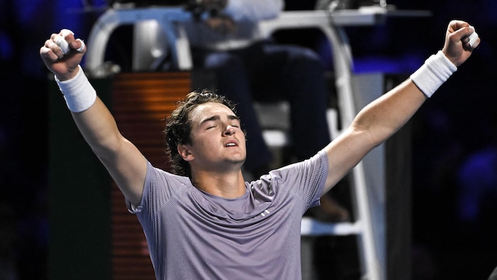 Les yeux fermés, il lève les bras au ciel.