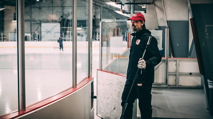 Joé Juneau ouvre la porte de la patinoire de l'aréna de Uashat Mani-Utenam.
