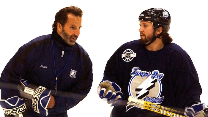 John Tortorella et Martin St-Louis discutent lors d'un entraînement pendant la finale de la Coupe Stanley en 2004, entre le Lightning de Tampa Bay et les Flames de Calgary.