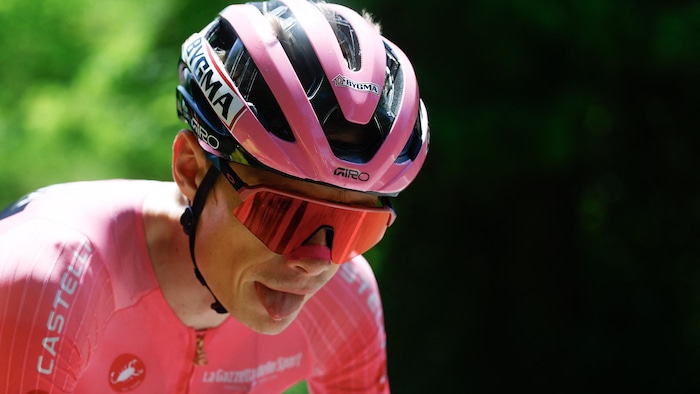 Gros plan sur un cycliste en action