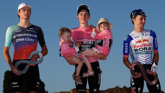Trois cyclistes sur le podium.