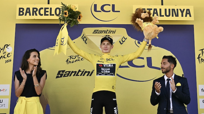 Il monte sur le podium avec le maillot jaune.