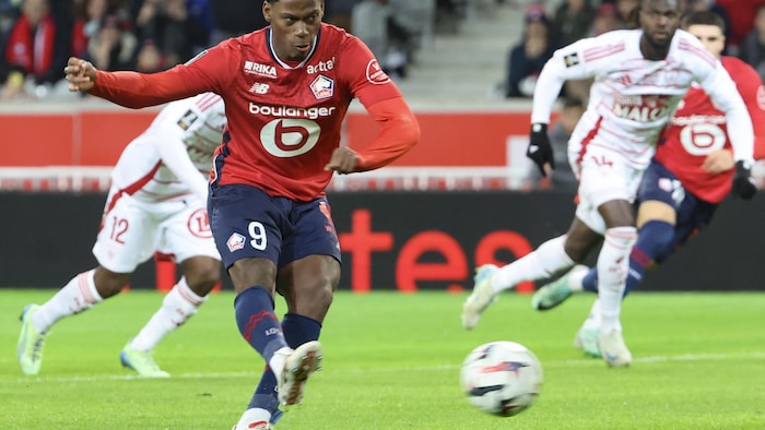 Un joueur de shot frappe le ballon lors d'un tir de pénalité.