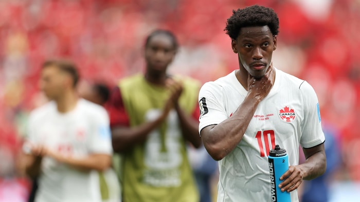 Un joueur de soccer s'hydrate après un match.