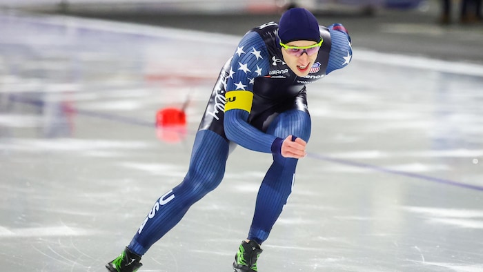 Un patineur de vitesse en action. 