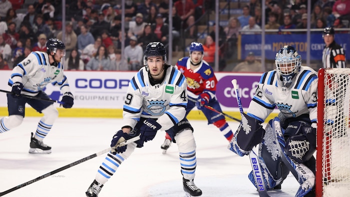 Joueurs se tenant devant le filet.