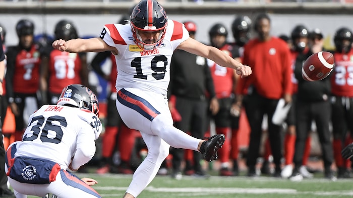 Un joueur de shot frappe un ballon avec le pied.