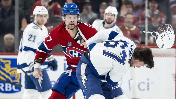 Deux joueurs se battent.