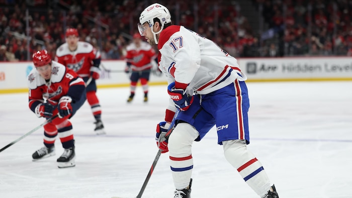 Un joueur de hockey avec la rondelle. 
