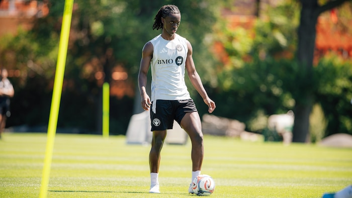 Il a le ballon aux pieds lors d'un entraînement. 