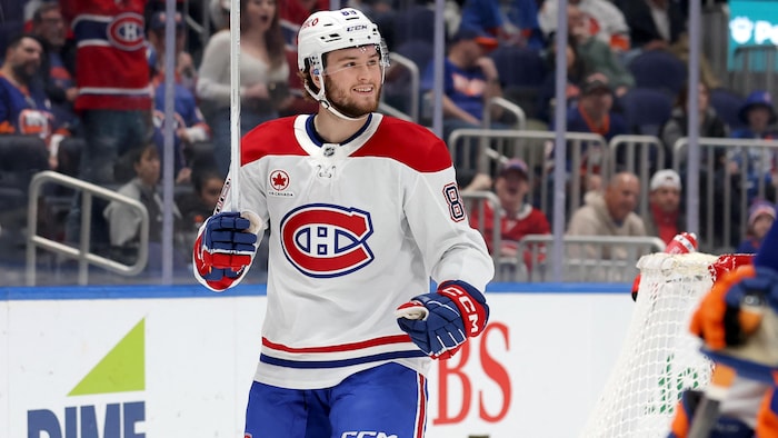 Un joueur sourit sur la glace.