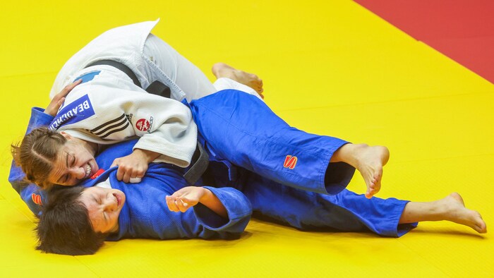 Une judokate vient de rabattre son adversaire au sol.
