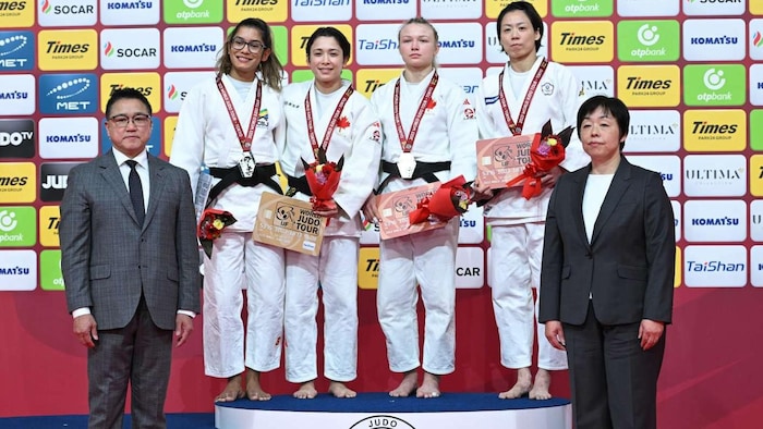Les judokas sur le podium des moins de 57 kg au grand chelem de Tokyo.