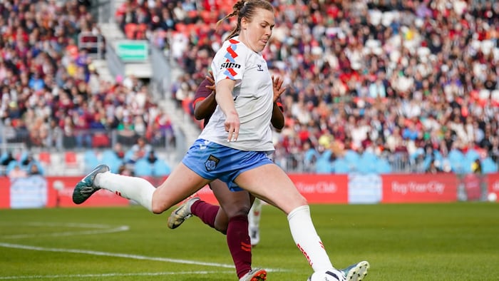 L'athlète s'apprête à effectuer un tir pendant un match.