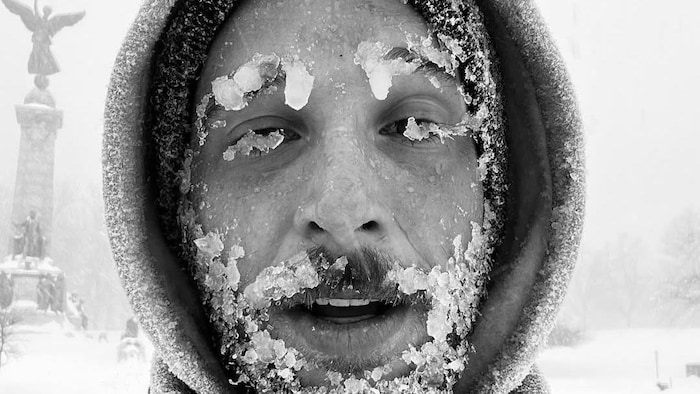 Un homme à la barbe et aux cils complètement glacés.