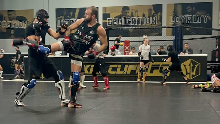 Deux athlètes d'arts martiaux mixtes se battent à l'entraînement.