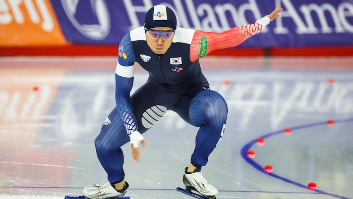 Un patineur de vitesse en action. 