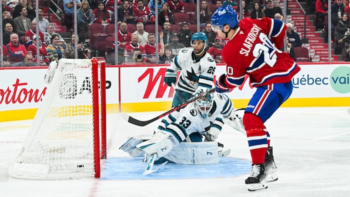 Un joueur de hockey déjoue un gardien.