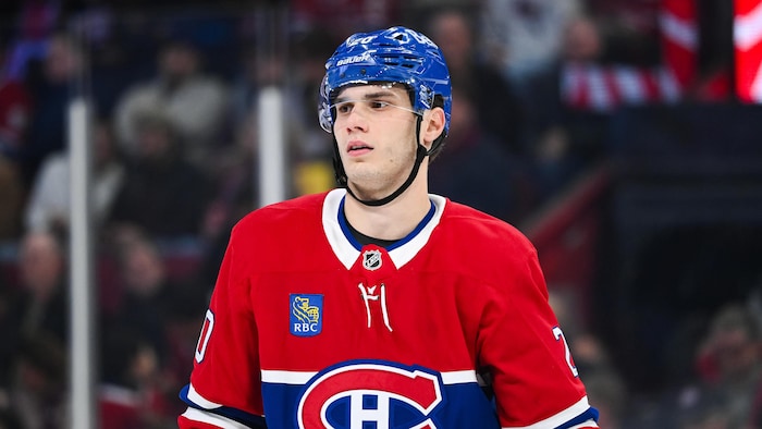 Un joueur de hockey regarde au loin.