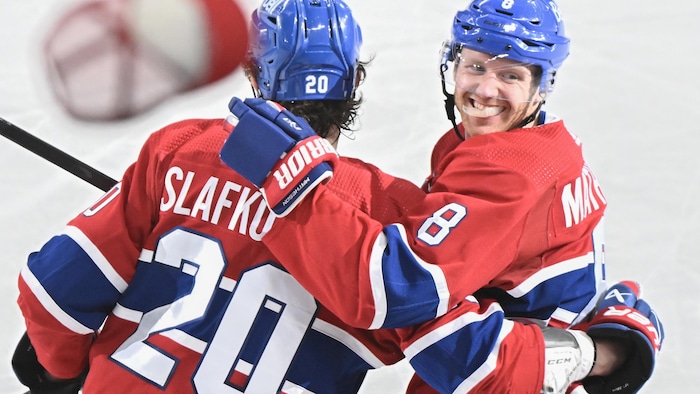 Une casquette vole sur la patinoire tandis que Mike Matheson, tout sourire, félicite son jeune coéquipier.