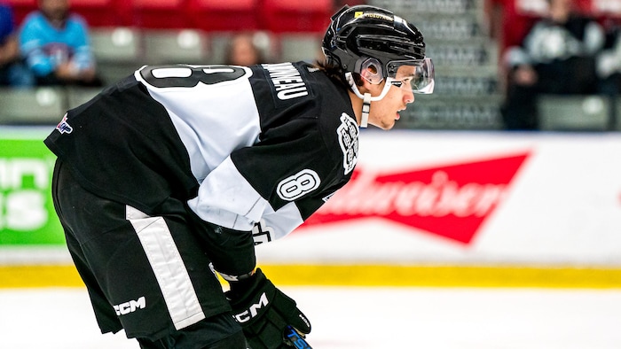Le joueur de hockey reprend son souffle pendant un arrêt de jeu.
