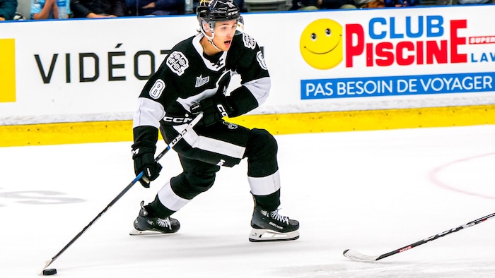 Le hockeyeur tente de battre un défenseur à un contre un.