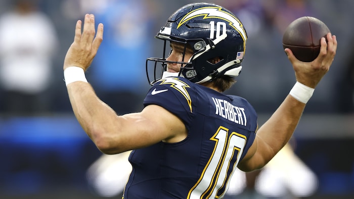 Il lance une passe pendant un match.