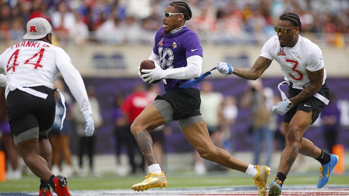 Derwin James arrache le drapeau du receveur Justin Jefferson pendant le match.