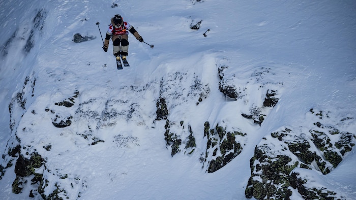 Une skieuse effectue un saut.