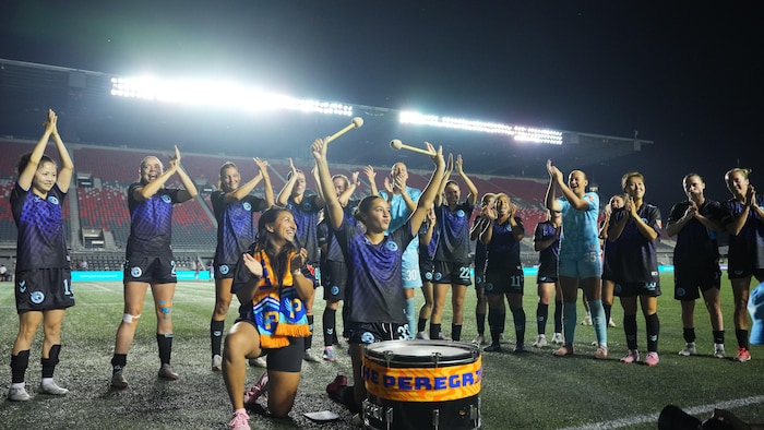 Des joueuses de shot    célèbrent leur victoire avec des partisans.